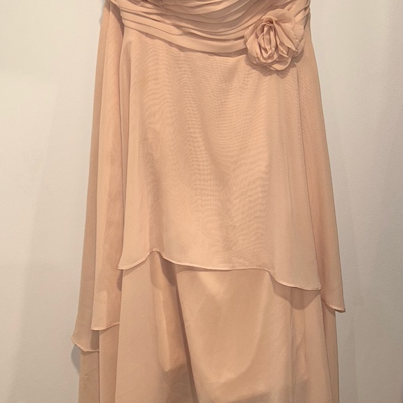 Bridesmaid dress, built in bra. Fitted bodess, flowy, tiered bottom - Picture 4 of 5